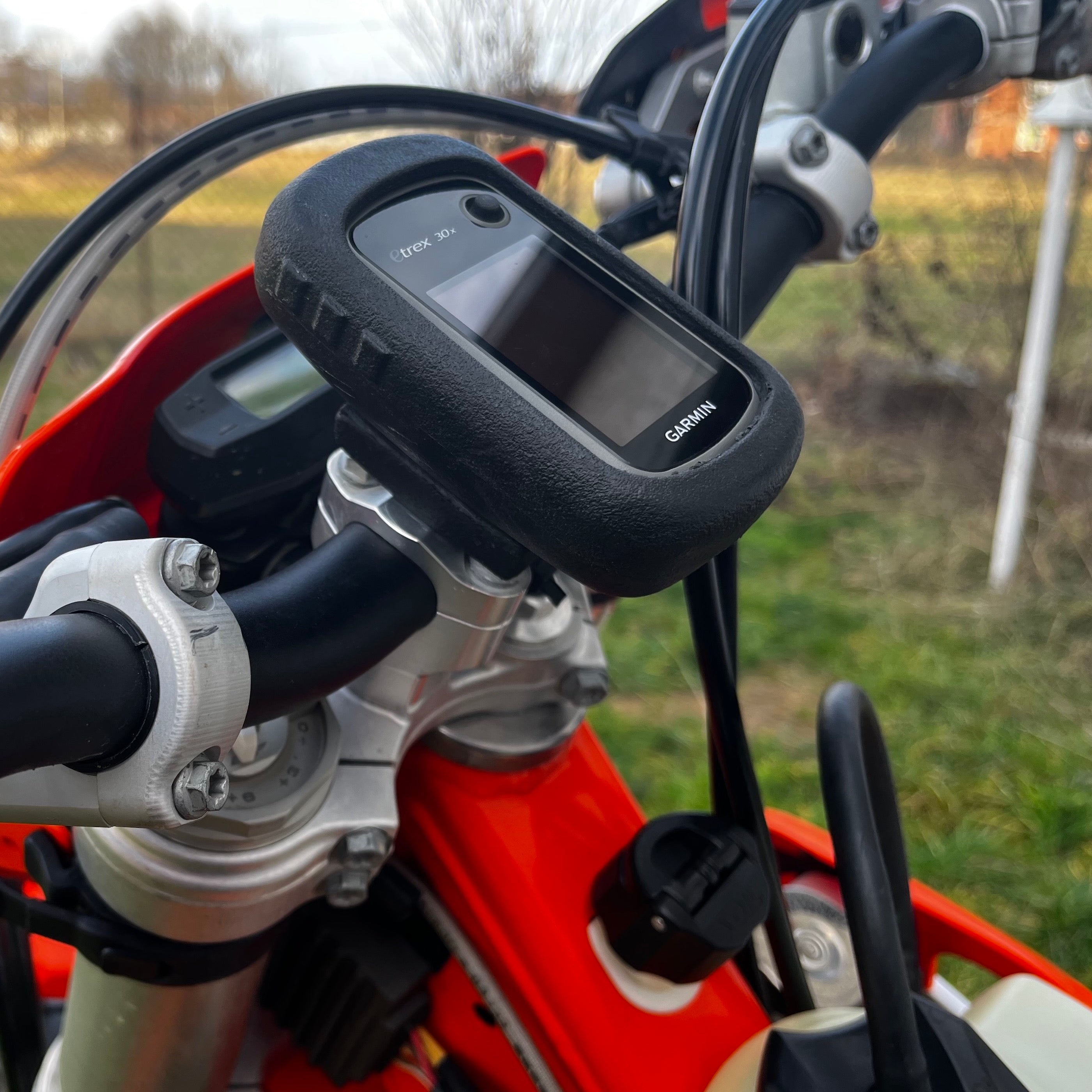 Single GPS mount with handlebar pad