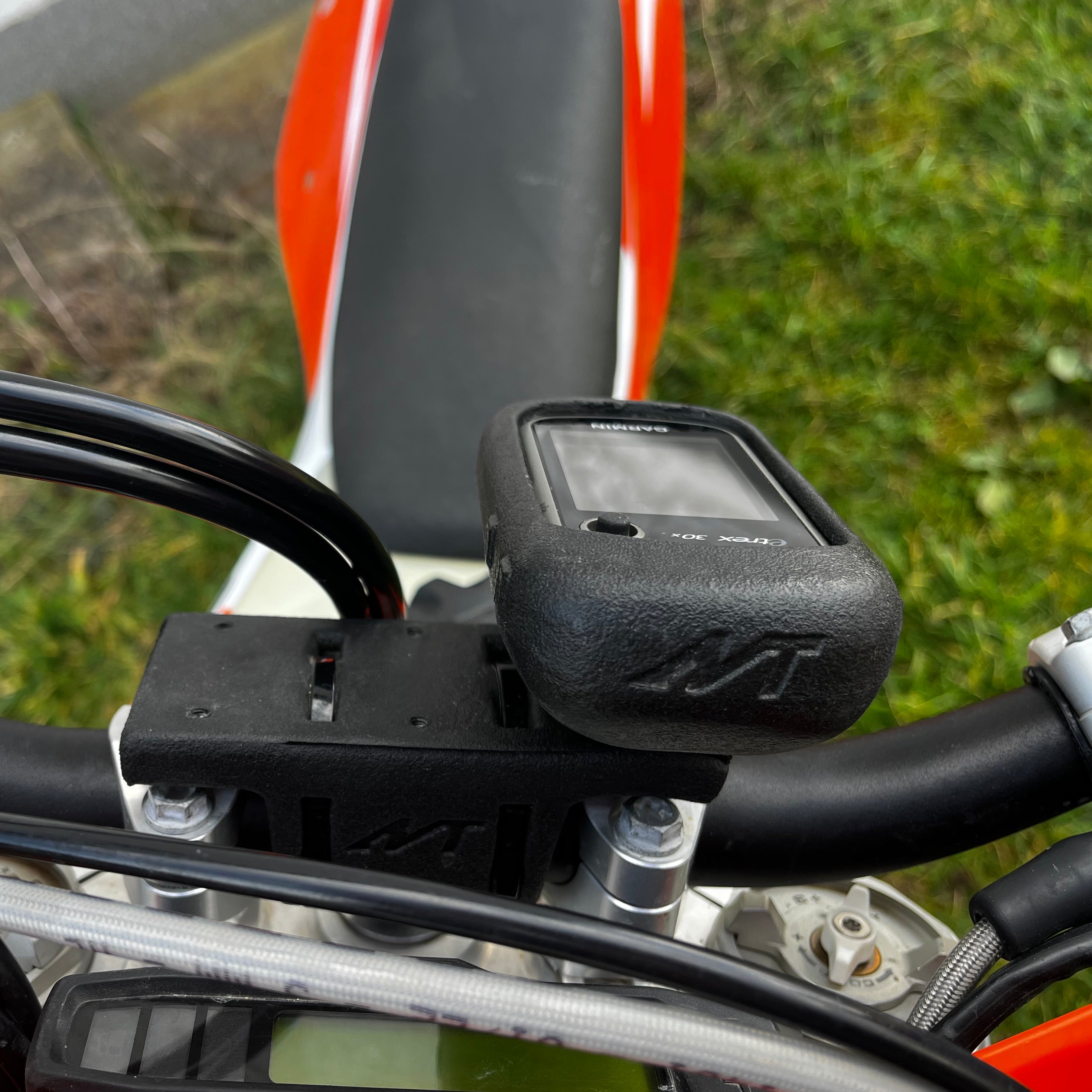 Single GPS mount with handlebar pad