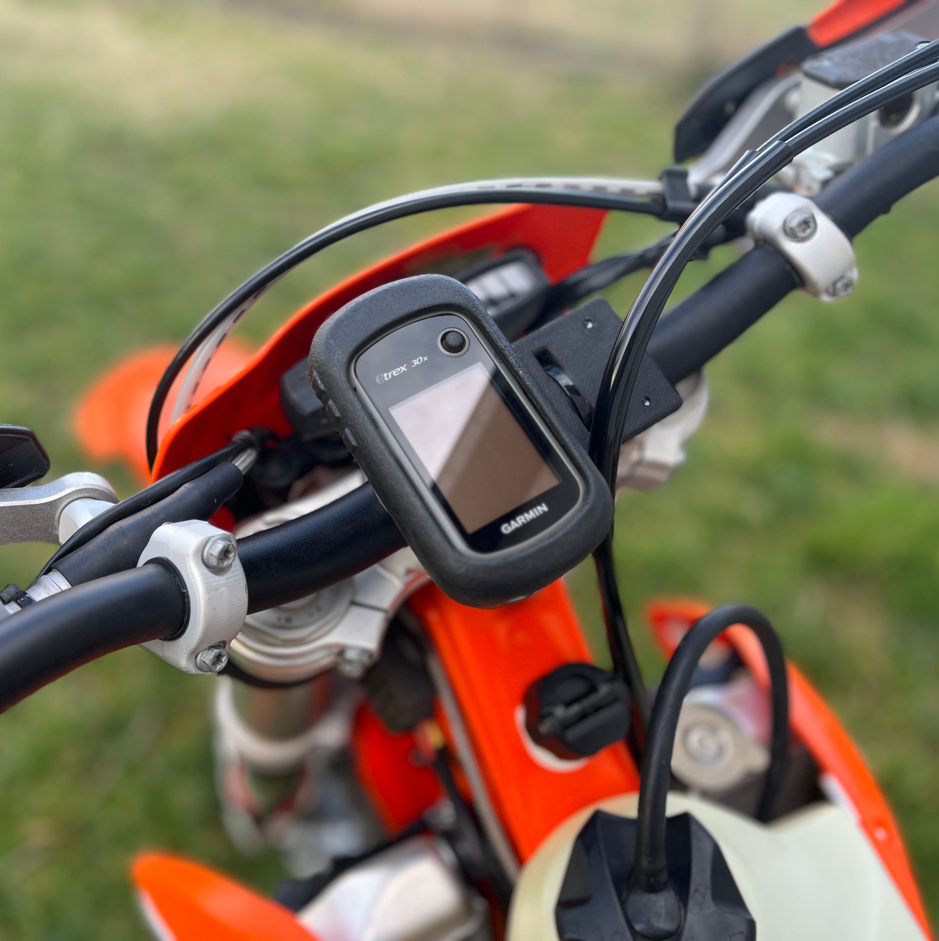 Single GPS mount with handlebar pad