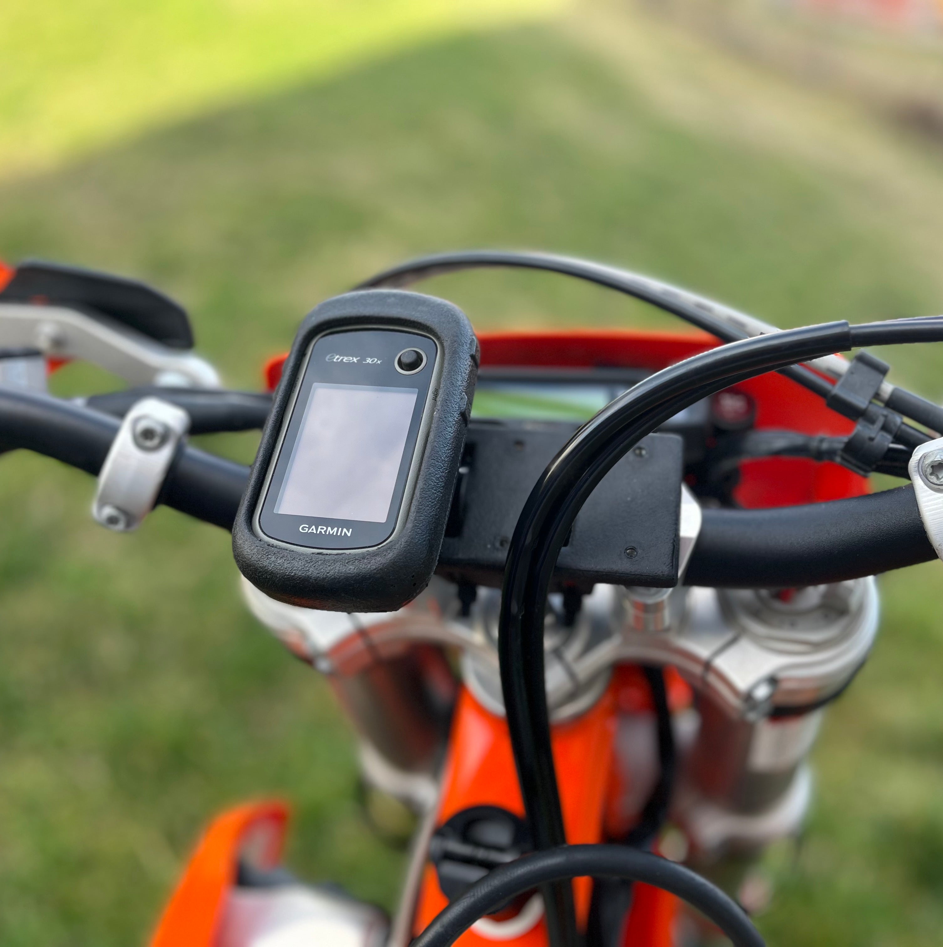 Single GPS mount with handlebar pad